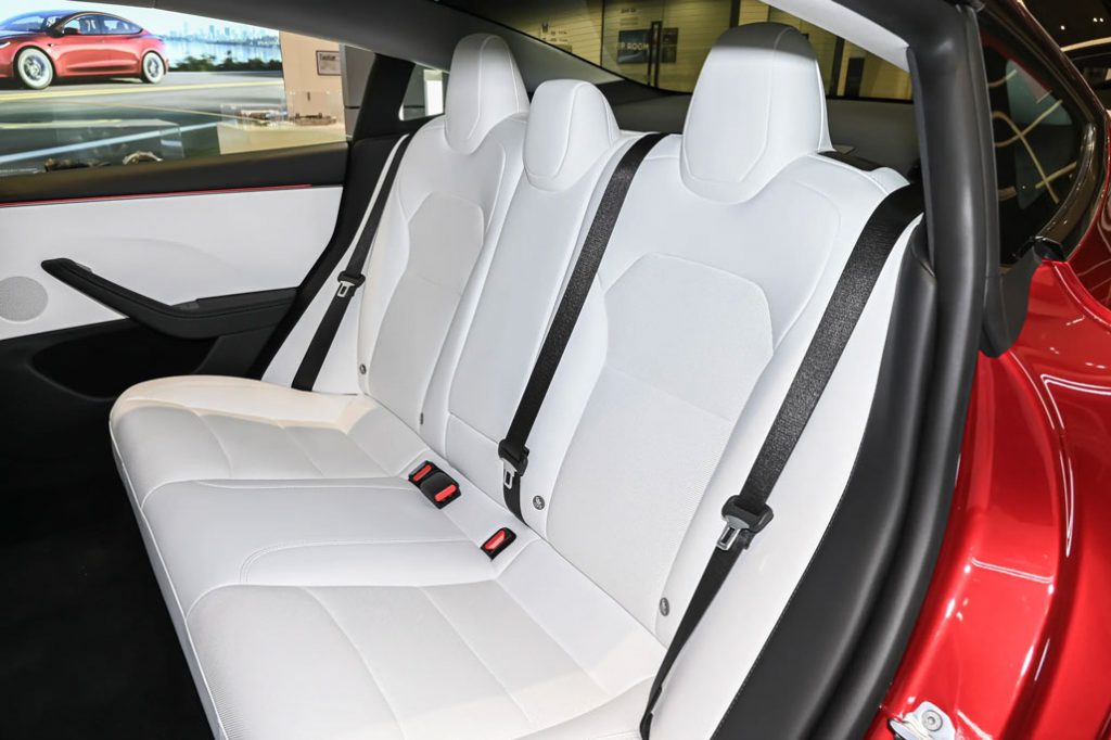 特斯拉Model 3:极简主义的「带电武士」,如何改写30万级电动规则? 特斯拉Model 3:极简主义的「带电武士」,如何改写30万级电动规则?