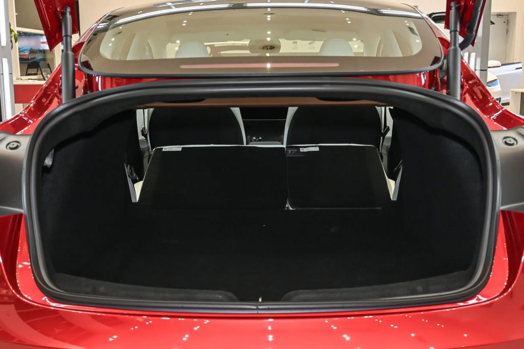特斯拉Model 3:极简主义的「带电武士」,如何改写30万级电动规则? 特斯拉Model 3:极简主义的「带电武士」,如何改写30万级电动规则?
