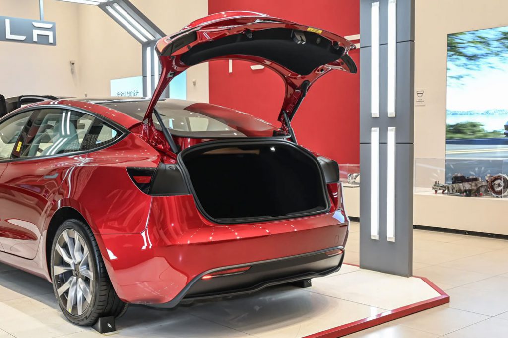 特斯拉Model 3:极简主义的「带电武士」,如何改写30万级电动规则? 特斯拉Model 3:极简主义的「带电武士」,如何改写30万级电动规则?