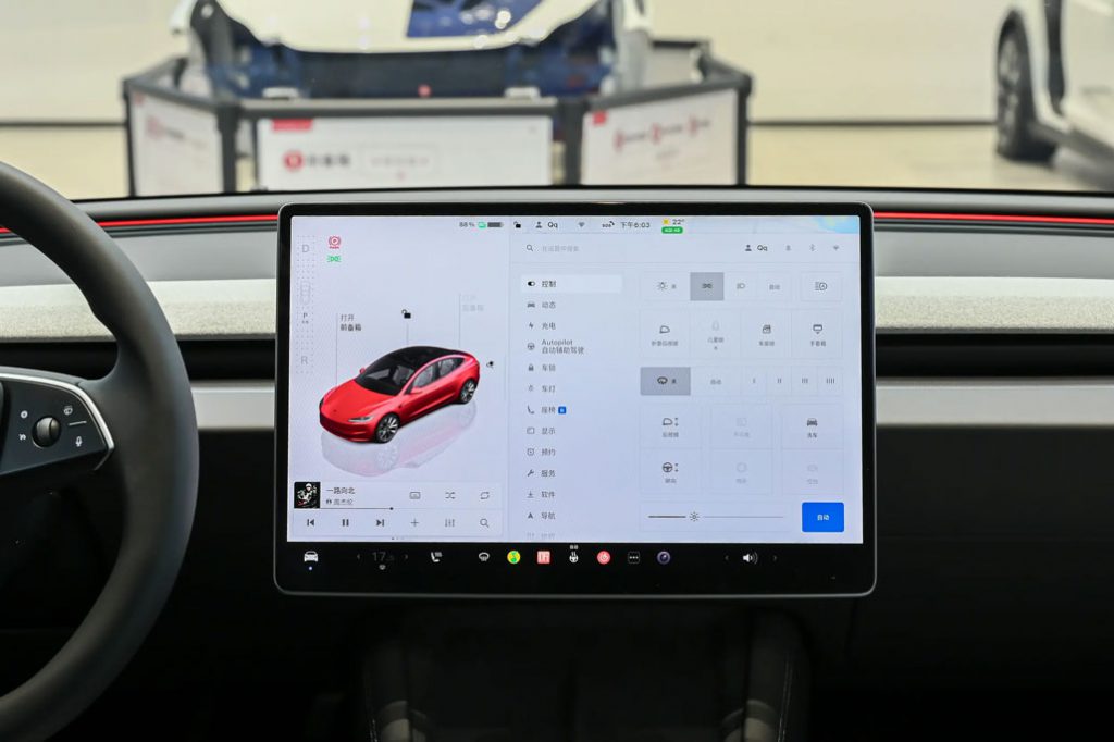 特斯拉Model 3:极简主义的「带电武士」,如何改写30万级电动规则? 特斯拉Model 3:极简主义的「带电武士」,如何改写30万级电动规则?