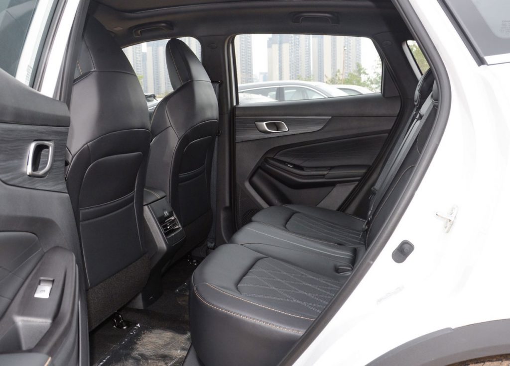 长安CS55PLUS PHEV 油电同价革命者！混动SUV如何颠覆市场规则？