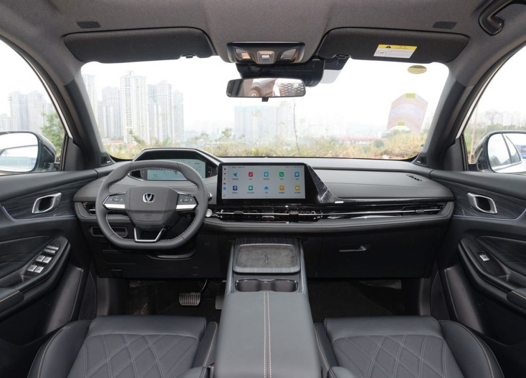 长安CS55PLUS PHEV 油电同价革命者！混动SUV如何颠覆市场规则？