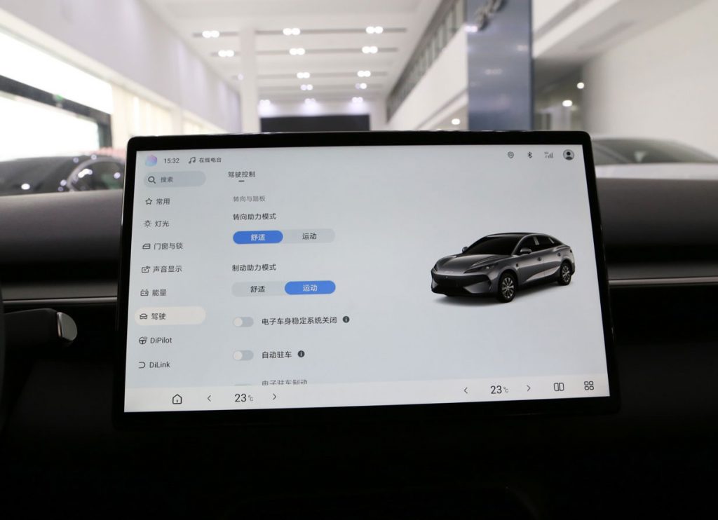 10万级纯电轿车颠覆者!比亚迪e7深度评测:520km续航+越级空间的真香之选 10万级纯电轿车颠覆者!比亚迪e7深度评测:520km续航+越级空间的真香之选