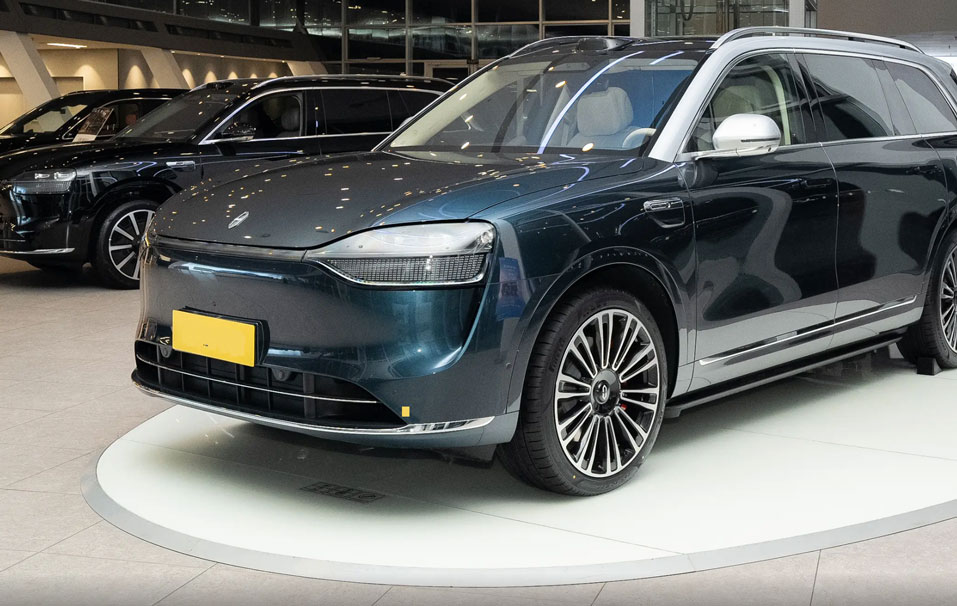 huaweis-m9-black-technology-makes-driving-vision-boundless-1