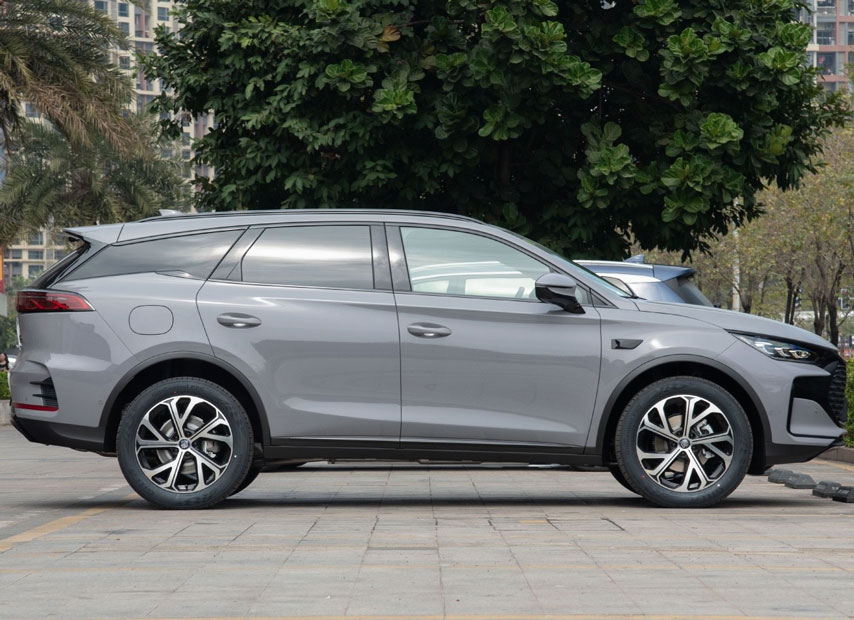 BYD Tang DM-i: The Plug-In Hybrid SUV Redefining Value and Versatility