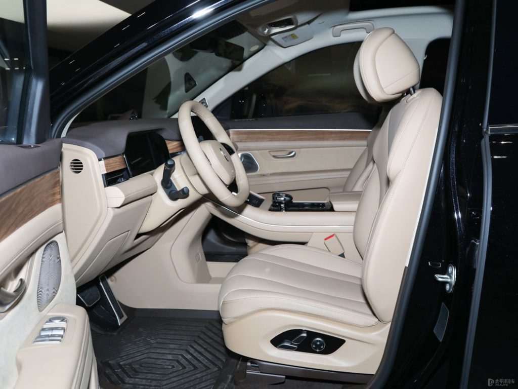 AITO M7 - The Tech Powerhouse Redefining Smart SUVs AITO M7 - The Tech Powerhouse Redefining Smart SUVs