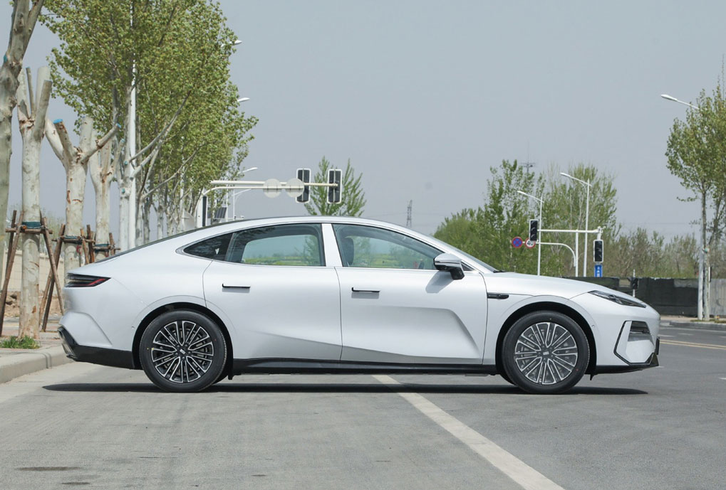 Geely Galaxy E8 – The OLED Spaceship Redefining EV Luxury Geely Galaxy E8 – The OLED Spaceship Redefining EV Luxury