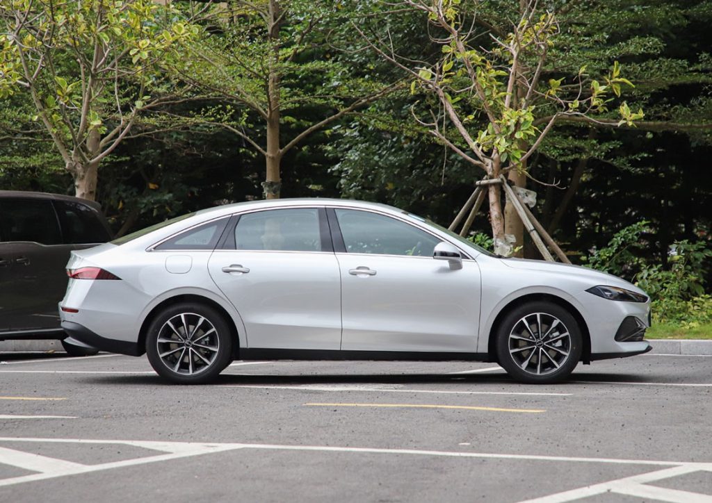 Roewe D7 - The New Benchmark in Intelligent Hybrid Sedans Roewe D7 - The New Benchmark in Intelligent Hybrid Sedans