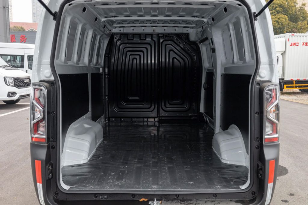 The Future of Urban Logistics: Jiangling E-Lu Shun V6 Electric Light Van Review The Future of Urban Logistics: Jiangling E-Lu Shun V6 Electric Light Van Review