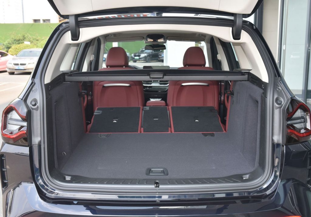 The Rational Evolution: BMW iX3 Redefines Luxury Electric SUVs