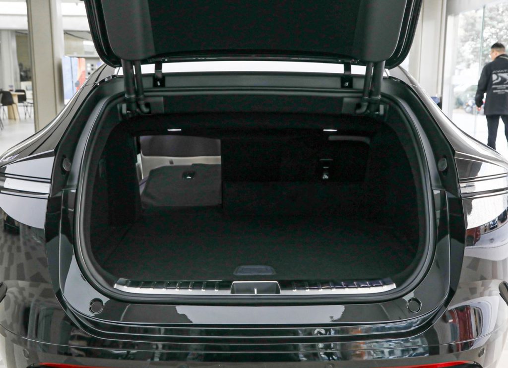 AVATR 12 Range Extended Edition Review: The Luxury Tech Sedan Rewriting the Rules of Endurance