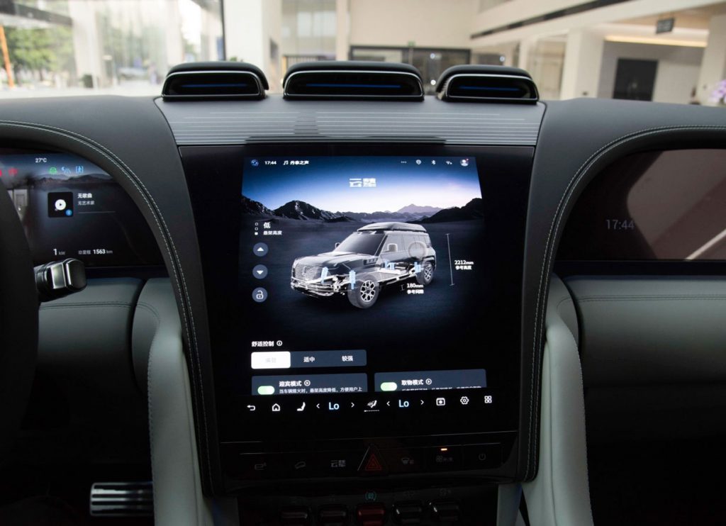 Redefining Premium Off-Road: How the BYD Yangwang U8 Challenges Global Giants Redefining Premium Off-Road: How the BYD Yangwang U8 Challenges Global Giants