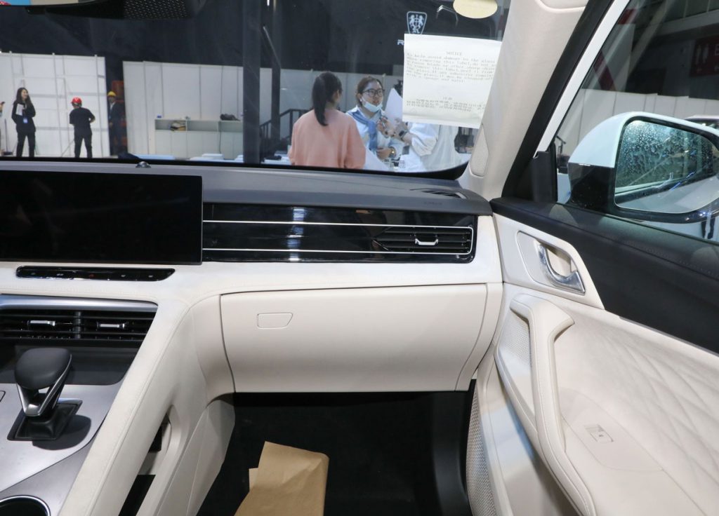 The Unstoppable Rise of Roewe D5X DMH: How a 1621km Range PHEV is Redefining Affordable SUVs The Unstoppable Rise of Roewe D5X DMH: How a 1621km Range PHEV is Redefining Affordable SUVs