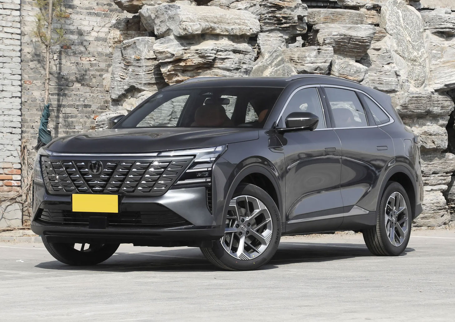 1,000km on One Tank, Triple-Screen Luxury: Changan CS75 PLUS iDD Redefines the 150k Hybrid SUV