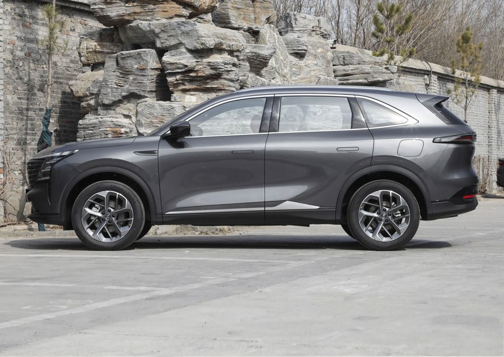 1,000km on One Tank, Triple-Screen Luxury: Changan CS75 PLUS iDD Redefines the 150k Hybrid SUV
