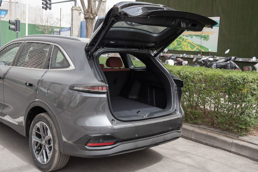 1,000km on One Tank, Triple-Screen Luxury: Changan CS75 PLUS iDD Redefines the 150k Hybrid SUV