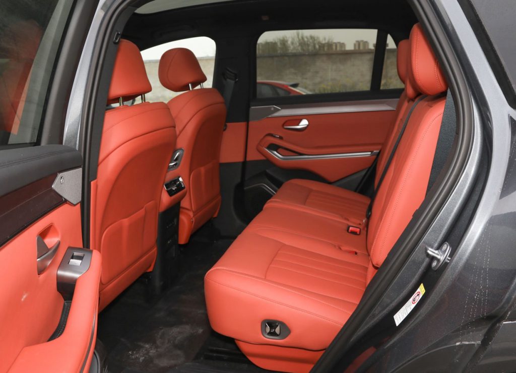 BYD Tang L 2025 — The Art of Balancing Family Needs and Tech Prowess BYD Tang L 2025 — The Art of Balancing Family Needs and Tech Prowess