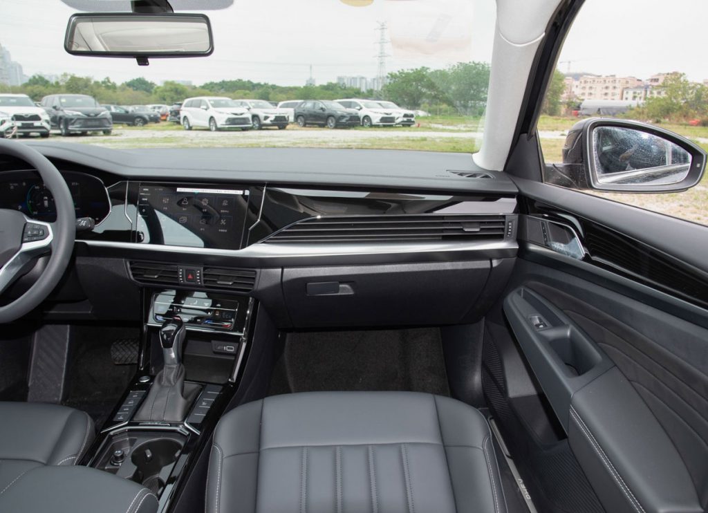 Volkswagen Passat PHEV 2025: The Pragmatic Bridge Between Fuel and Electric
